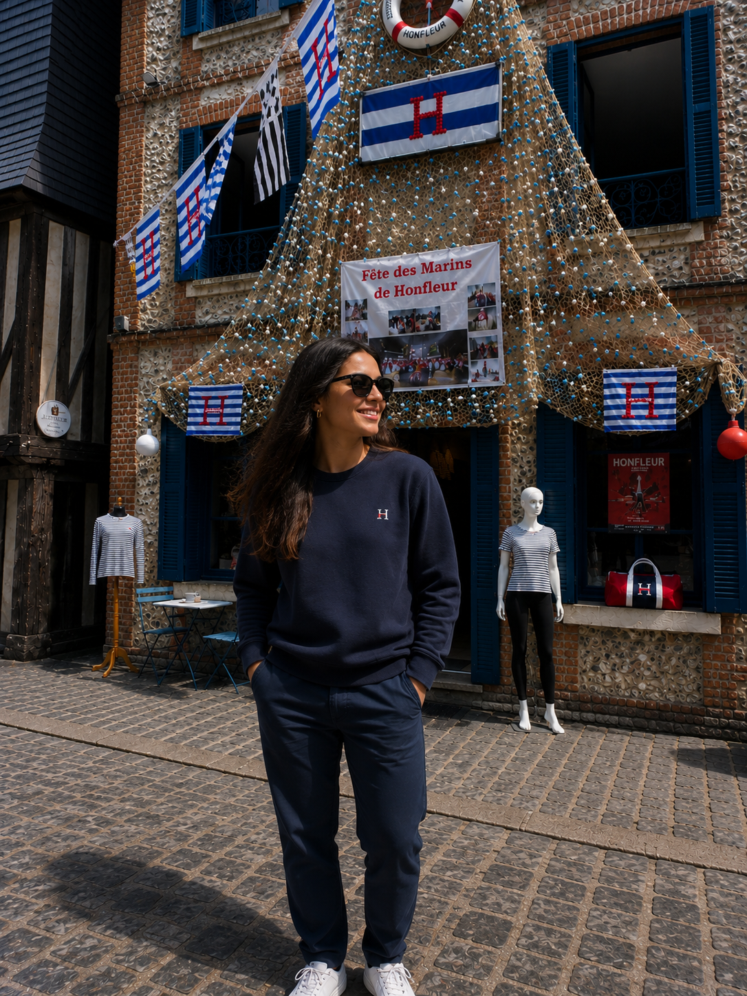 Sweat col rond unisexe bleu marine.