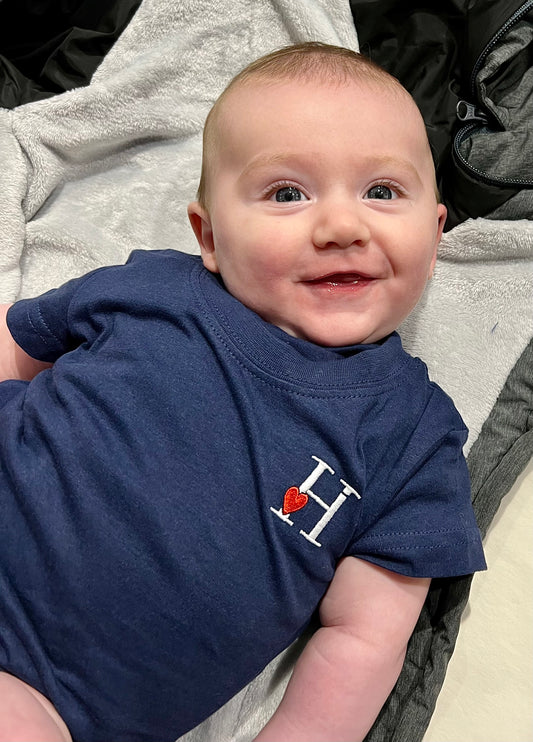T-shirt bébé bleu marine.